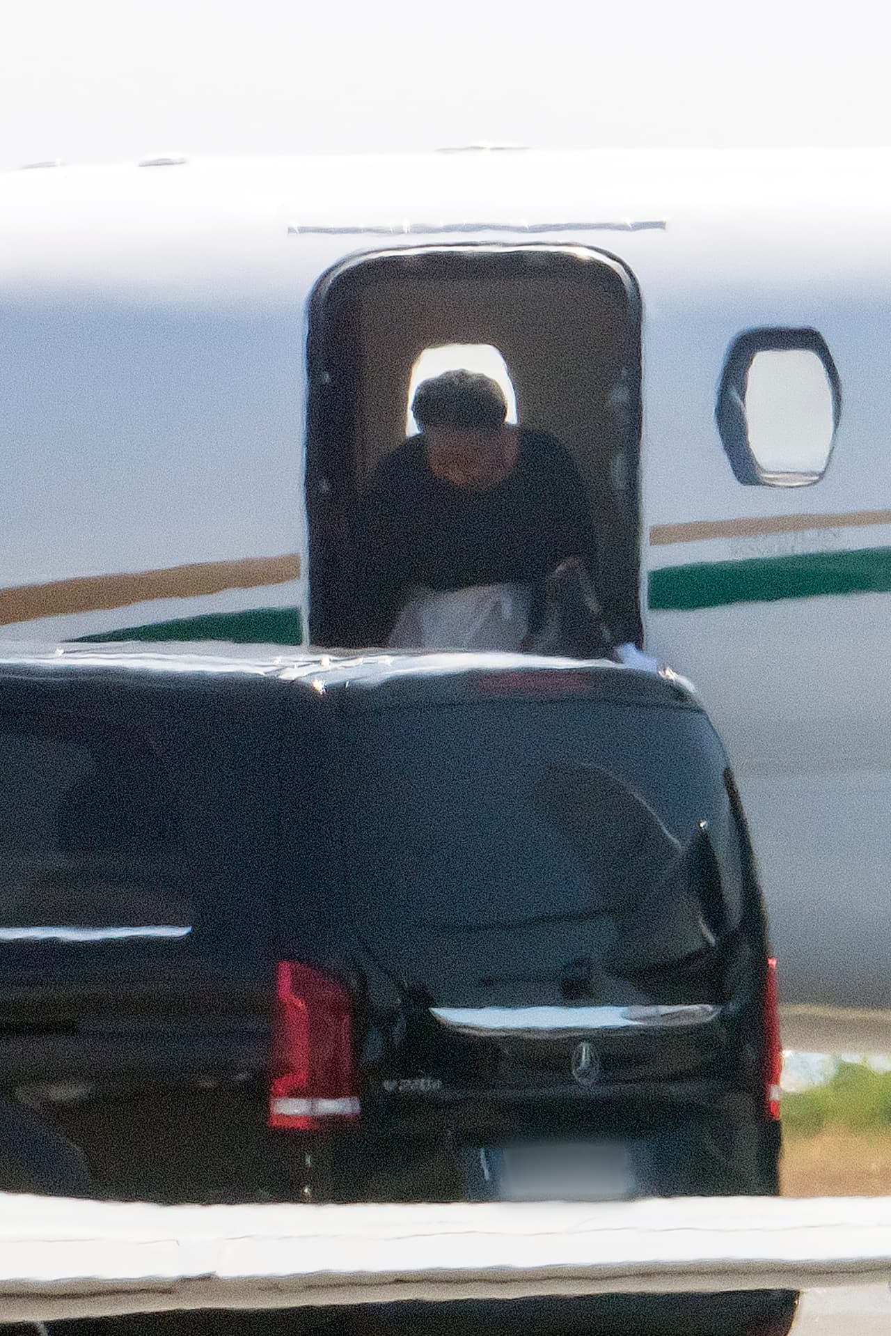 Esta niñera, cuyo nombre no ha sido revelado, acompañó hace unos días a los duques de Sussex en sus vacaciones por Niza e Ibiza en 
<b><a href="https://www.univision.com/famosos/rocket-man-al-rescate-elton-john-defiende-a-harry-y-meghan-de-las-criticas-por-sus-vuelos-en-jets-privados-fotos" target="_blank">jet privado</a></b>, de acuerdo a lo informado por la reportera.