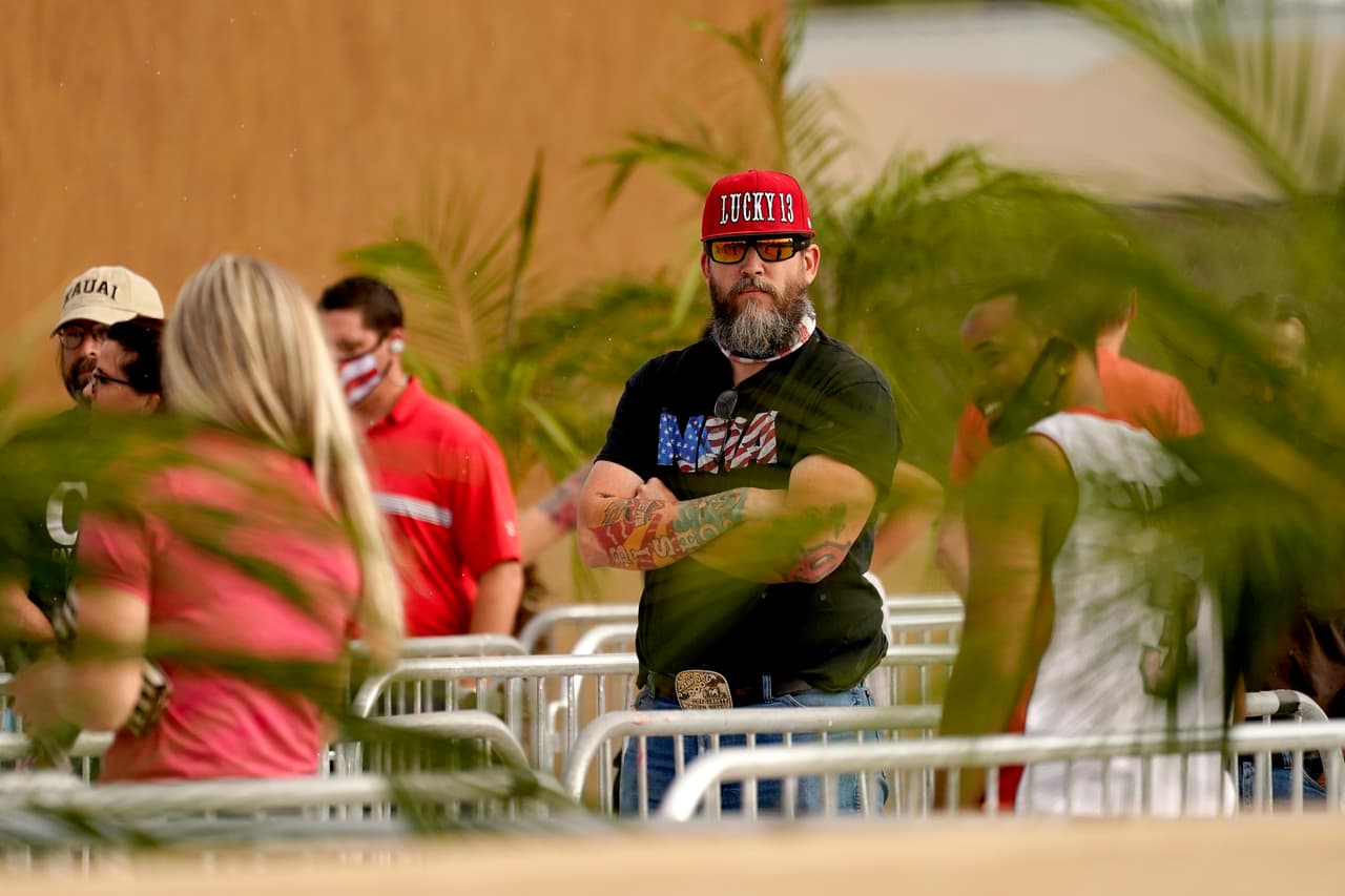 Los votantes hacen fila afuera de una mesa de votación, el martes 3 de noviembre de 2020, en Mesa, Arizona.