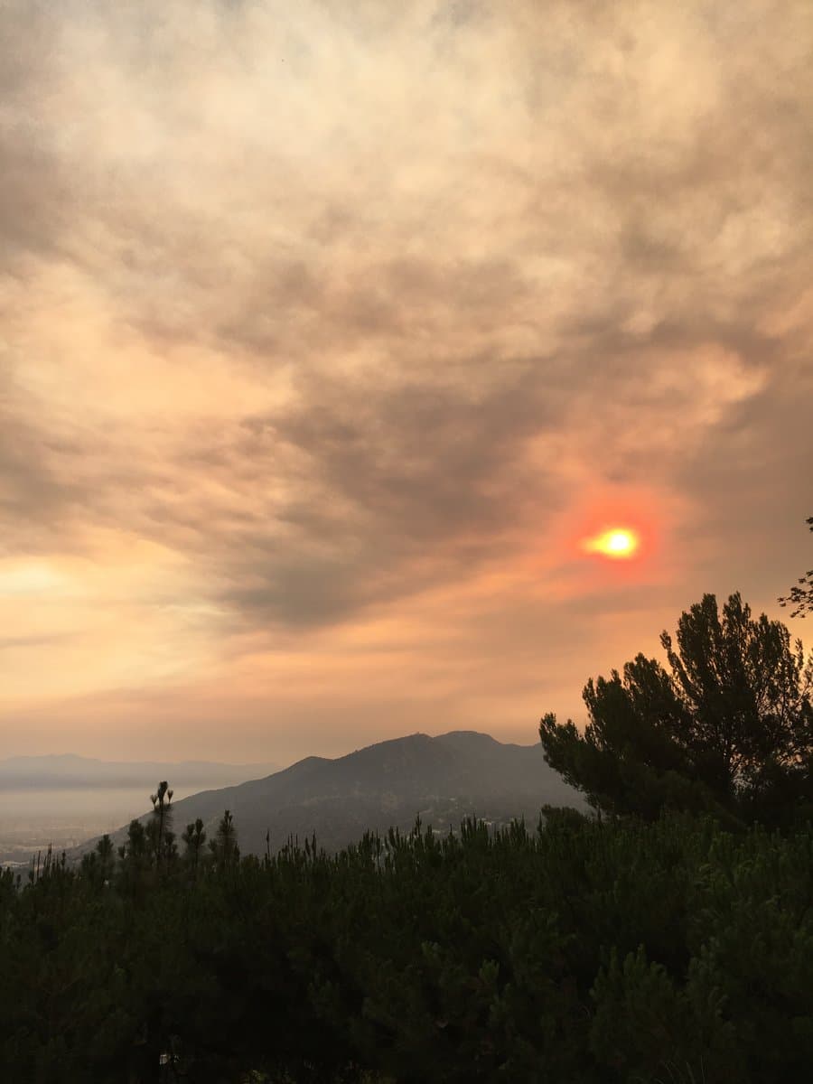 El incendio en Santa Clarita que se ve desde Los Ángeles inició la tarde del viernes.