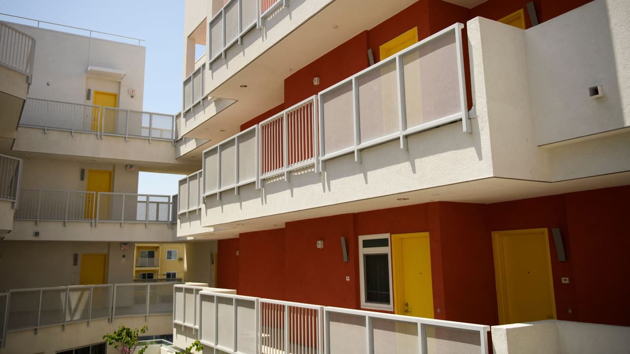 <b>En video: <b>¿qué puede hacer una familia a la que se le vence la moratoria de desalojo y no tiene con qué pagar la renta?</b></b>
<br>Este sábado 31 de julio se vence la moratoria a los desalojos, una medida que ha resguardado a millones de familias en medio de la pandemia del coronavirus. El experto financiero Carlos Guamán explica cuáles son los recursos federales, estatales y hasta por ciudades a los que puede acceder una familia para no terminar en la calle.