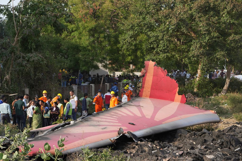 Accidente aéreo en India: hallan un sobreviviente; recuperan decenas de cuerpos en el lugar de la tragedia
