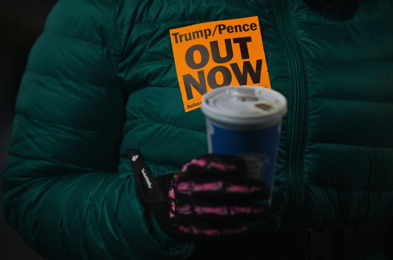 El vicepresidente Mike Pence descartó en privado invocar la cláusula de discapacidad de la Enmienda 25 para destituir al presidente Trump, según informaron varios medios, luego de que oficiales electos lo instaran a que él y el gabinete lo hicieran.