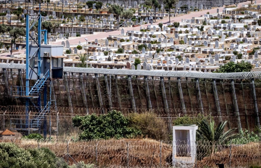 Este sábado, el presidente del gobierno español, Pedro Sánchez, condenó lo que llamó un “asalto violento” y “un ataque a la integridad territorial” de España. Sánchez culpó del incidente a “mafias que trafican con seres humanos a una ciudad que es territorio español”.