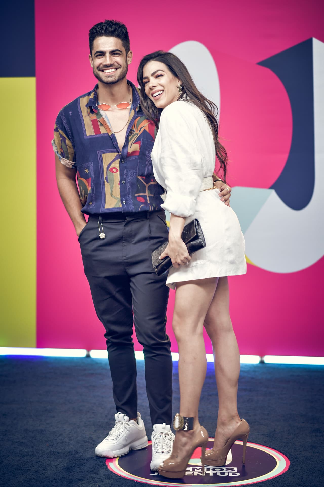 Así fue como desfilaron juntos a su llegada a los Premios Juventud 2018. La pareja se comprometió el pasado marzo, después de siete años de noviazgo.