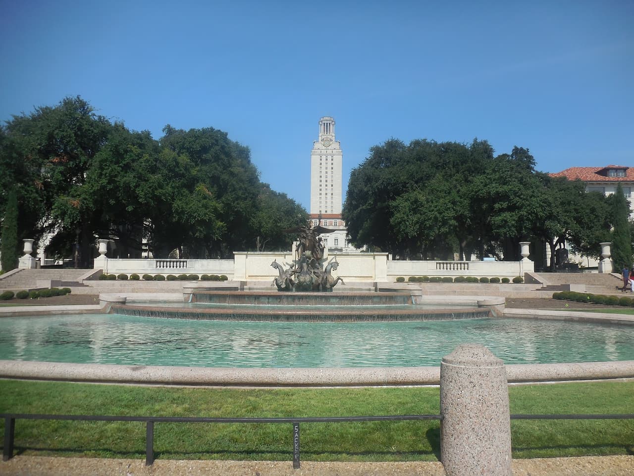 UT reporta a salvo a todos sus estudiantes de intercambio en París