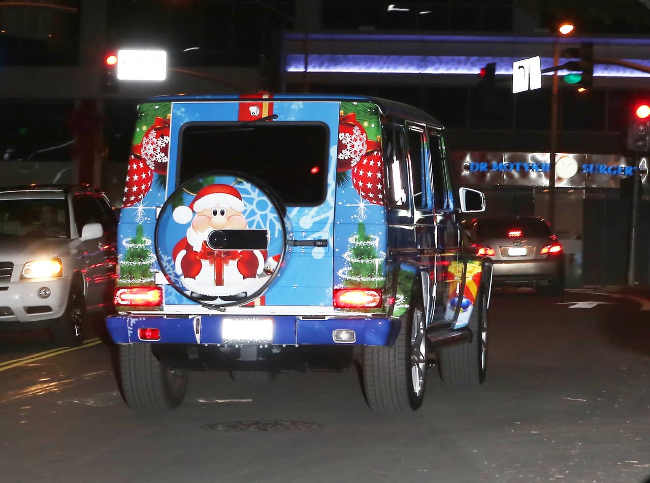 No dudamos que en el caso de la SUV del cantante de pop la decoración
<b> haya sido aplicada por un experto,</b> de lo contrario, la pintura de la camioneta podría dañarse al retirarle el vinil decorado.
<br>Esta técnica permite a un carro cambiar su color o apariencia por completo sin necesidad de ser sometido a un proceso de pintura de carrocería. Es muy utilizado por personas que buscan darle una apariencia mate a su auto.