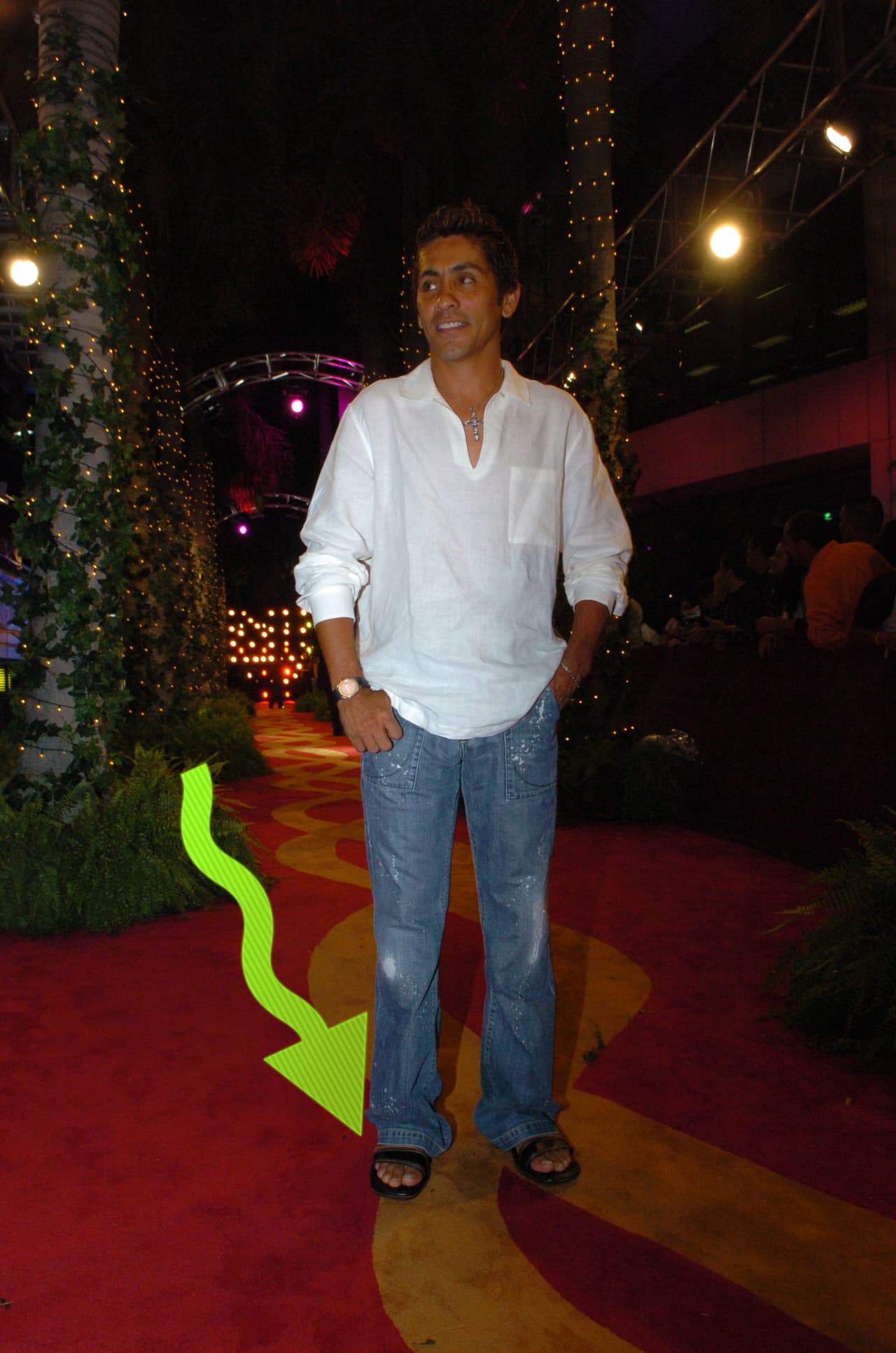 Jorge Campos de plano llegó con las chanclas puestas a la alfombra.