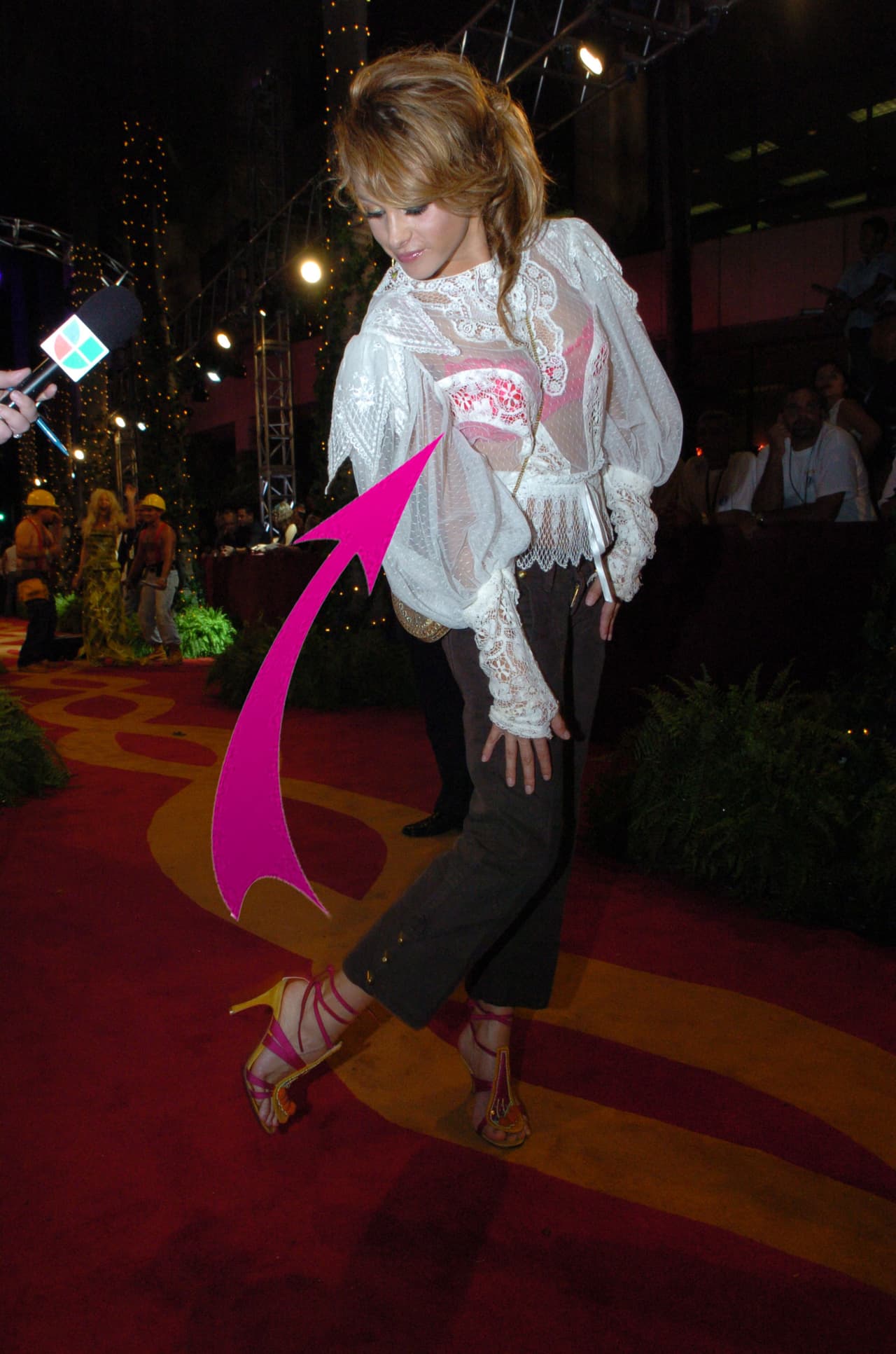 La Pau llegó con una blusa blanca muy transparente, pantalón y unas sandalias en dos colores. Eso sí, zapatos y brasiere bien combinaditos en color rosa.