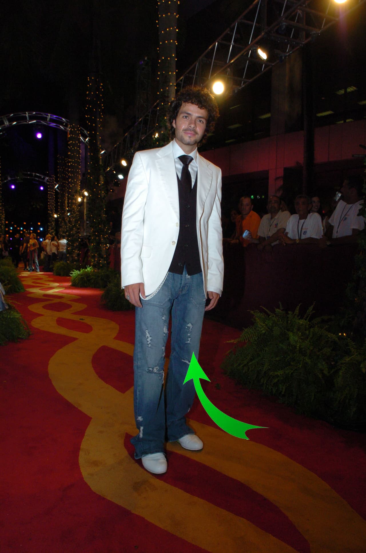 ¿Saco, corbata, camisa pero... Jeans rotos y tennis en una alfombra? Eso sólo lo pudo haber usado Chema Torre en 2004.
