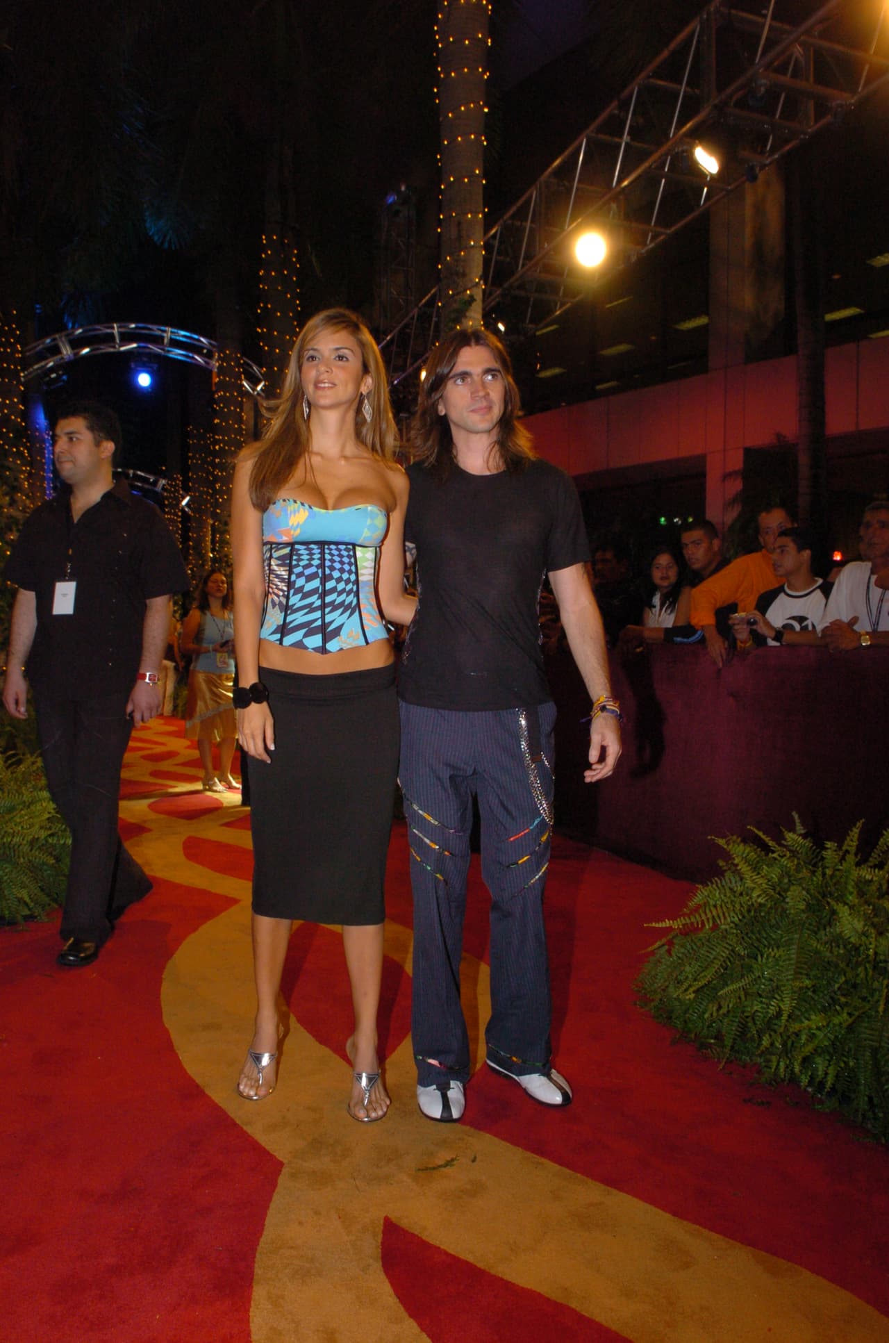 Juanes llegó partiendo plaza con Karen y con ese look de camisa negra que le vino muy bien en ese año que su canción 'La Camisa Negra' sonaba por todos lados.