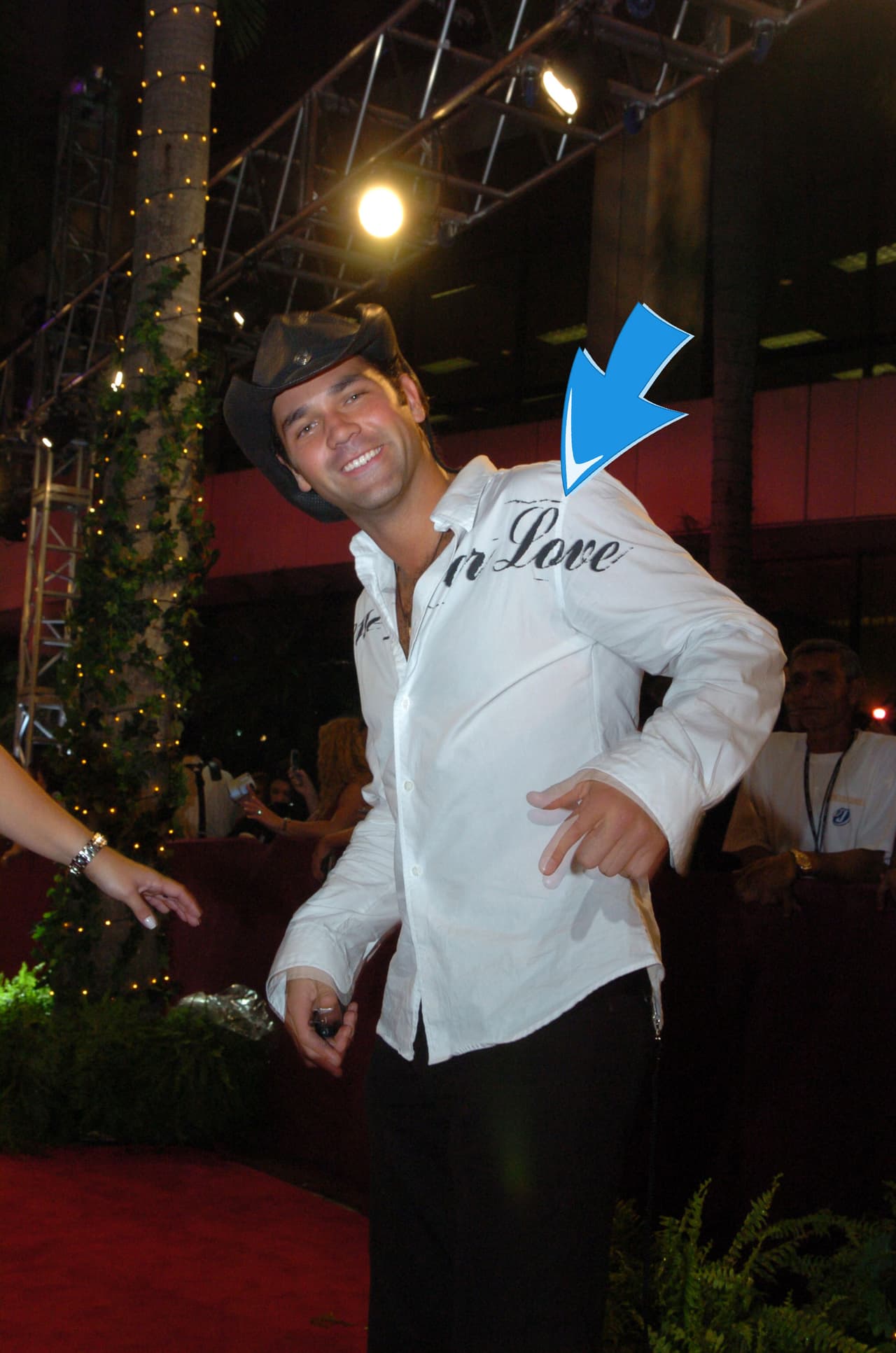 ¿Sombrero y camisas con estampados? ¿Qué tal la moda de Valentino Lanus en 2004?