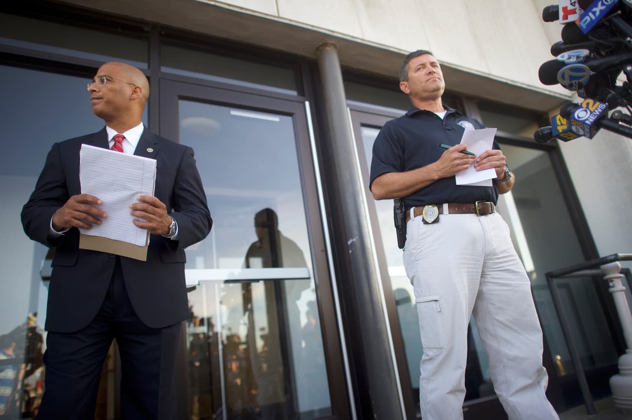 Brad Cohen, agente especial del FBI a cargo de Newark, y el jefe de la policía en Seaside Park, Francis Larking, desconocen el motivo de la explosión.