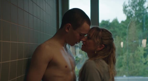 Si bien al inicio la invade el temor, logra descubrir que uno de sus estudiantes es quien le ha seguido sus pasos al punto de la obsesión, y ambos detectan que tienen una atracción sexual tan intensa que podría traerles problemas.