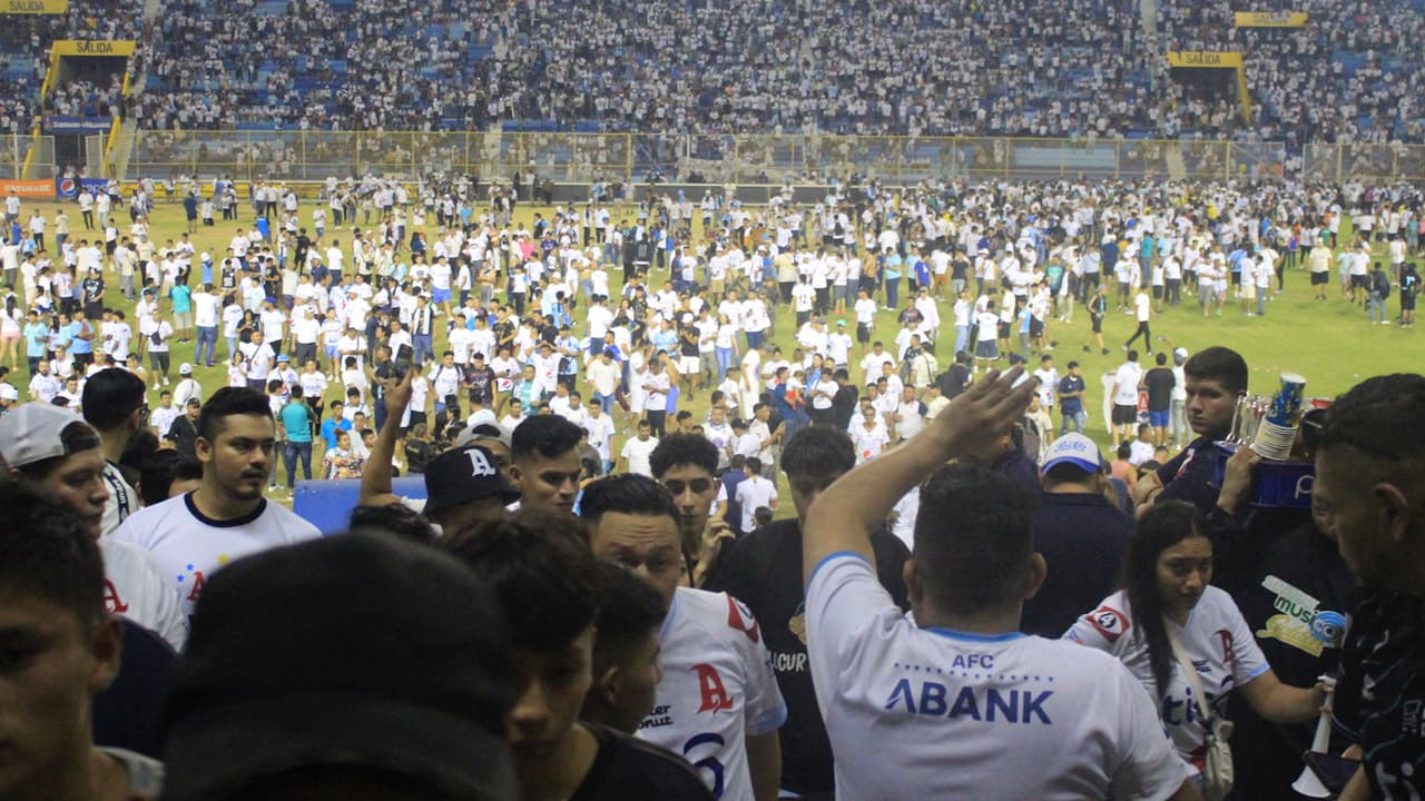El Salvador suspende liga tras estampida en el Estadio Cuscatlán