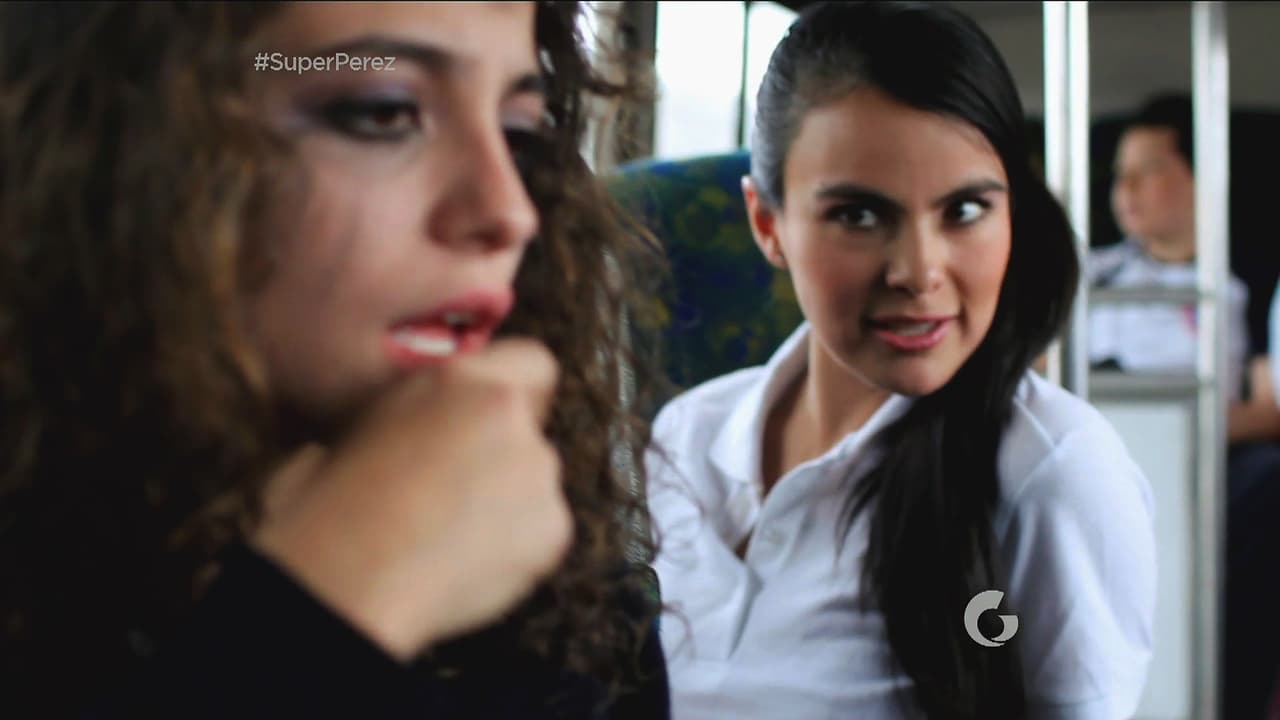 En el camión de la escuela, Natalia escucha que hubo una súper fiesta donde estuvo Daniel, el chico que le gusta, pero ella ni se enteró.