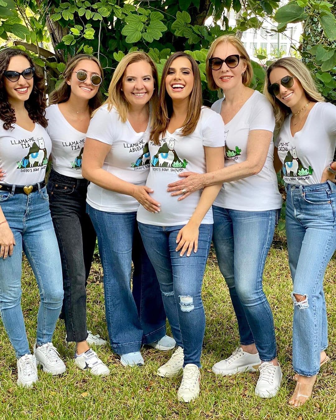 Las tías también posaron con la prenda decorada.