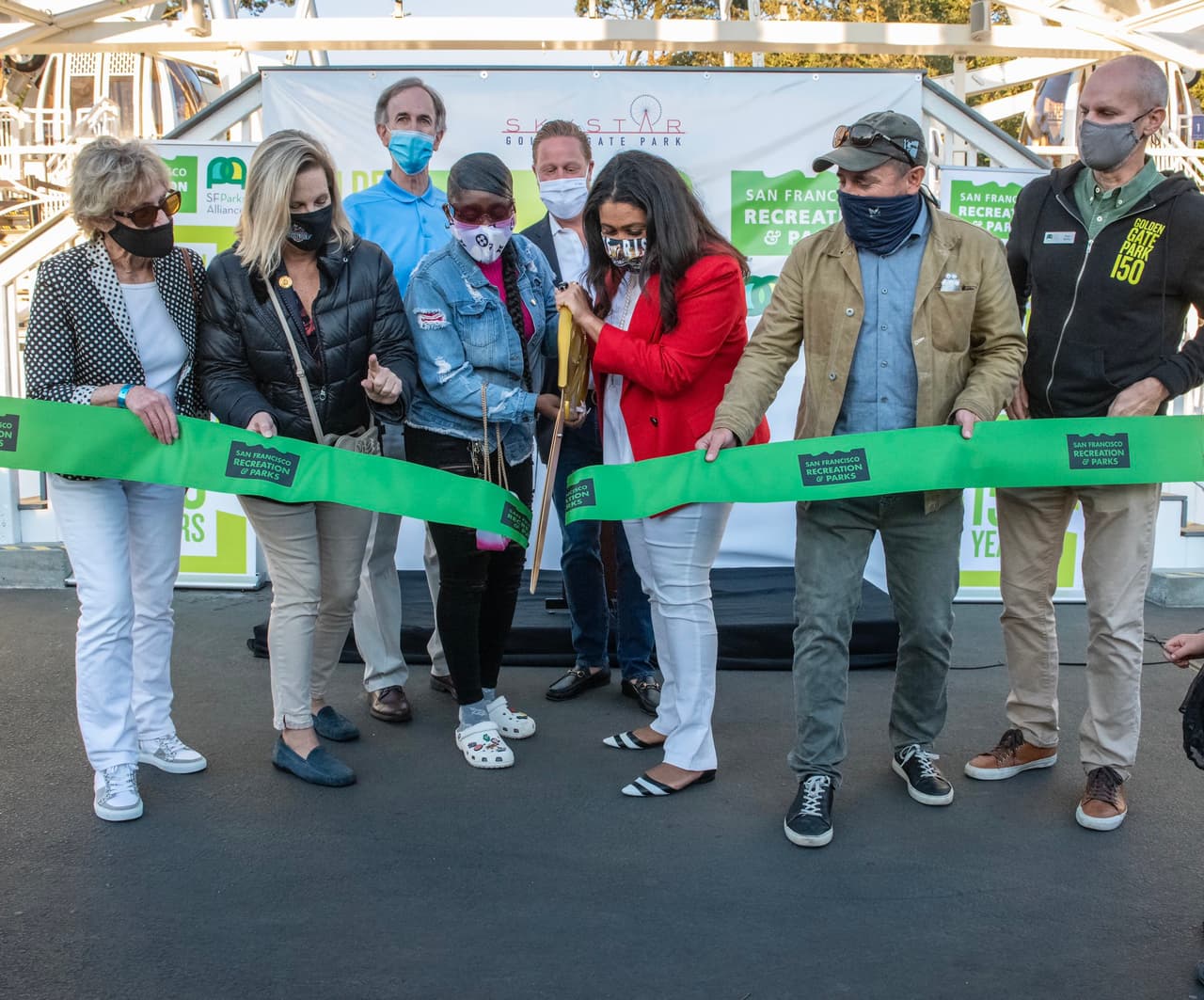 "La rueda de la fortuna le dará a los residentes de San Francisco una nueva y divertida forma de apreciar la ciudad durante las celebraciones de este 150 aniversario",
<a href="https://static1.squarespace.com/static/5a66d4b4cd39c33204dbc687/t/5f8a1f860e944437bc800a25/1602887560015/OpeningPressRelease.pdf" target="_blank">dijo la alcaldesa London Breed</a> durante la inauguración de esta nueva atracción.