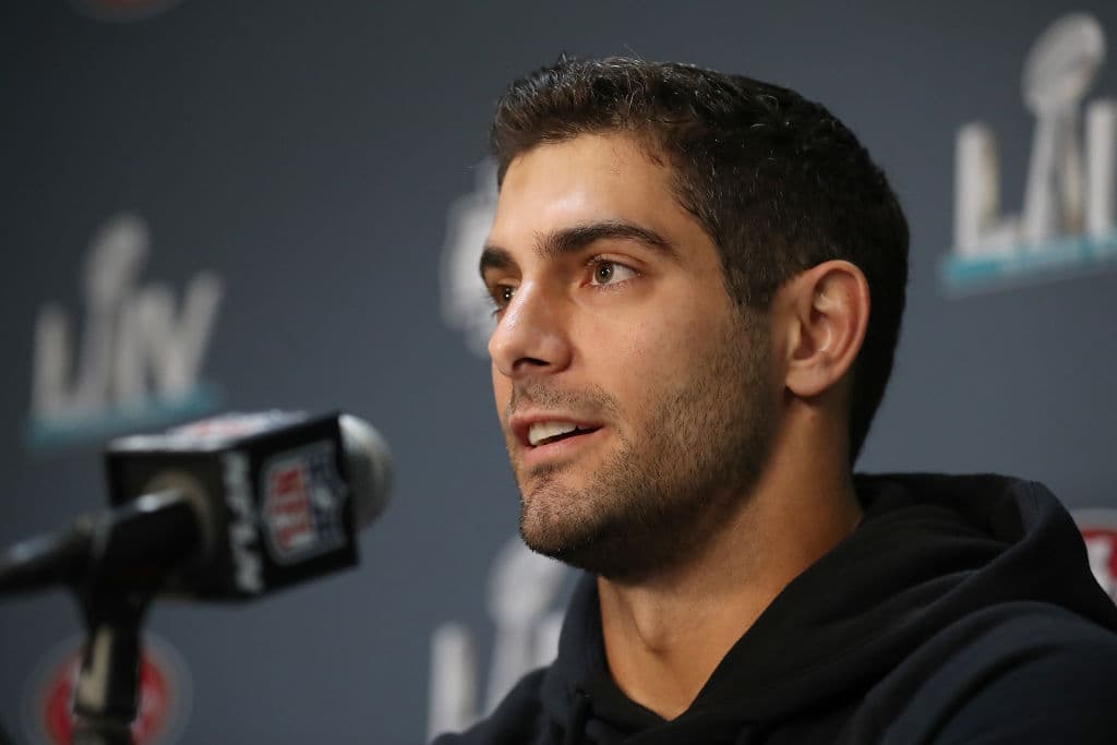 Jimmy Garoppolo puede presumir de haber ganado dos Super Bowl, aunque desde la banca, pues era suplente de Tom Brady.