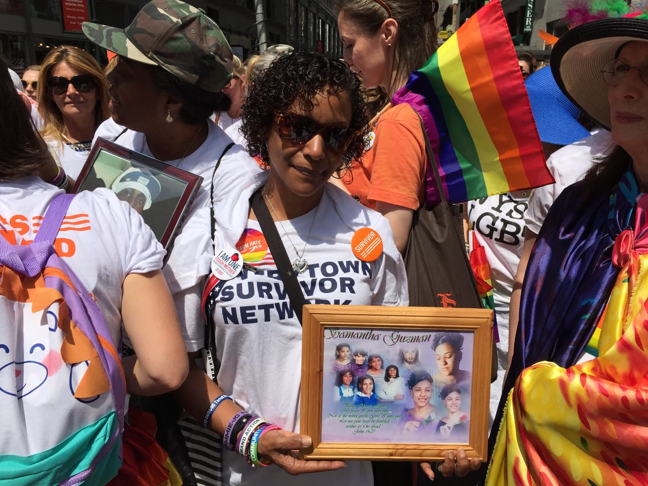 Madres ruegan por el control de las armas desde el Desfile de Orgullo Gay en NYC  