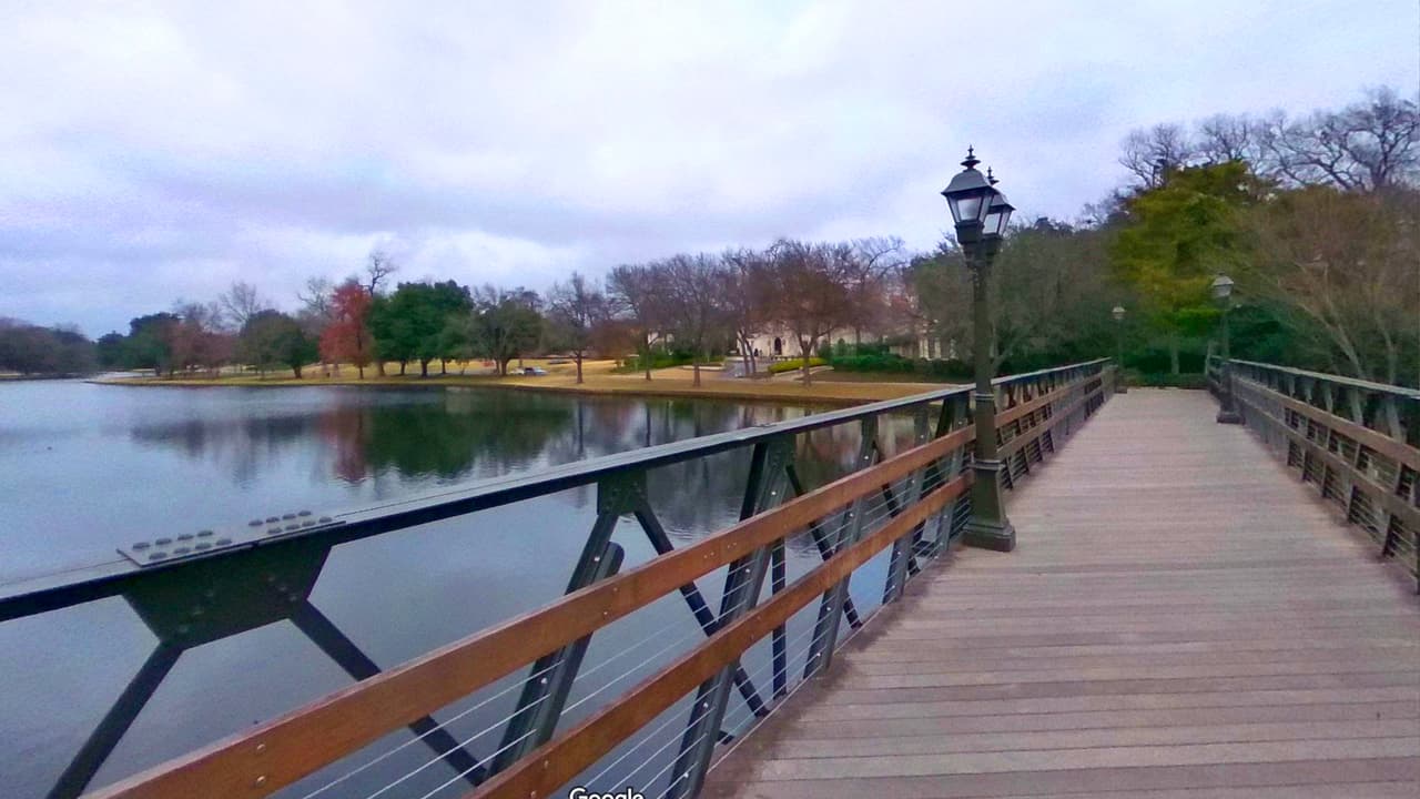 Lakeside en Highland Park, 14 acres de zonas verdes que corren en forma paralela a Turtle Creek. 
<br>