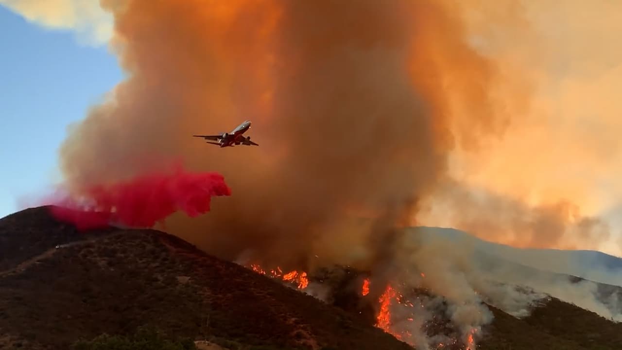 Incendio de maleza continúa sin control y amenaza con posibles evacuaciones al norte de Los Ángeles