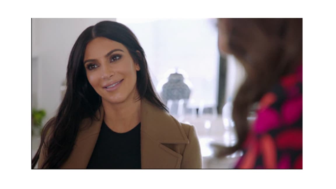 El rapero llega junto a su esposa Kim Kardashian. Todos lucen muy felices y relajados.