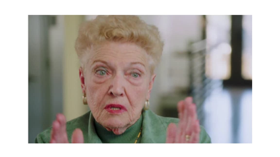 Las dulces palabras de su mamá, Esther Jenner, llegan al corazón. La mujer de 88 años expresa que cuando Bruce ganó su medalla olímpica pensó que nunca podría sentirse más orgullosa de su hijo.