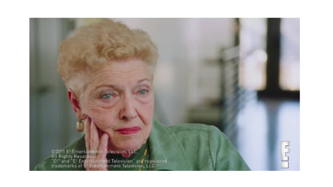 Esther, visiblemente conmovida, confiesa que se equivocó, pues ahora que Caitlyn ha llegado a su vida se siente más orgullosa que nunca por su valentía.