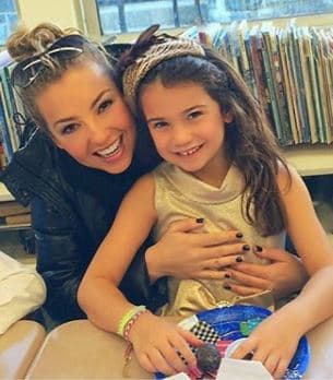 La pequeña de 10 años nos recuerda a su madre cuando participó en el programa 'Juguemos a Cantar' en donde interpretó a 'Moderna niña del rock', en 1984.