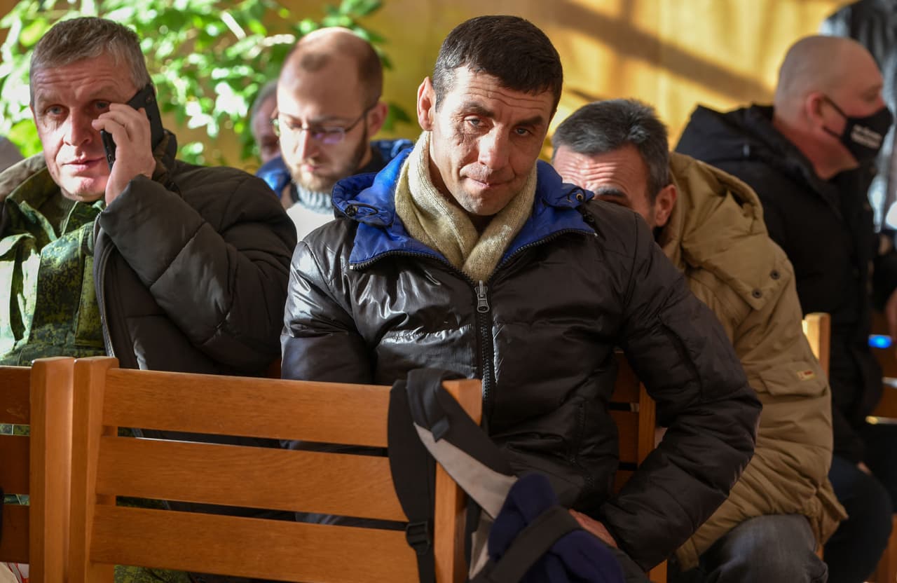 Este lunes, el presidente ruso,
<b><a href="https://www.univision.com/noticias/mundo/conflicto-ucrania-rusia-en-directo-putin-reconoce-separatistas-rusos-invasion">Vladimir Putin, reconoció como independientes los territorios separatistas prorrusos en el este de Ucrania</a></b>,
<b> </b>algo que agudiza la posibilidad de una invasión a ese país.
<br>
<br>Los líderes separatistas respaldados por Rusia en el este de Ucrania declararon este fin de semana una movilización militar luego de ordenar las evacuaciones de mujeres y niños hacia al sur de Rusia.
<br>
<br>En la foto, hombres reunidos en un punto de movilización militar abierto en una escuela en la ciudad de Donetsk, Ucrania, controlada por los rebeldes.