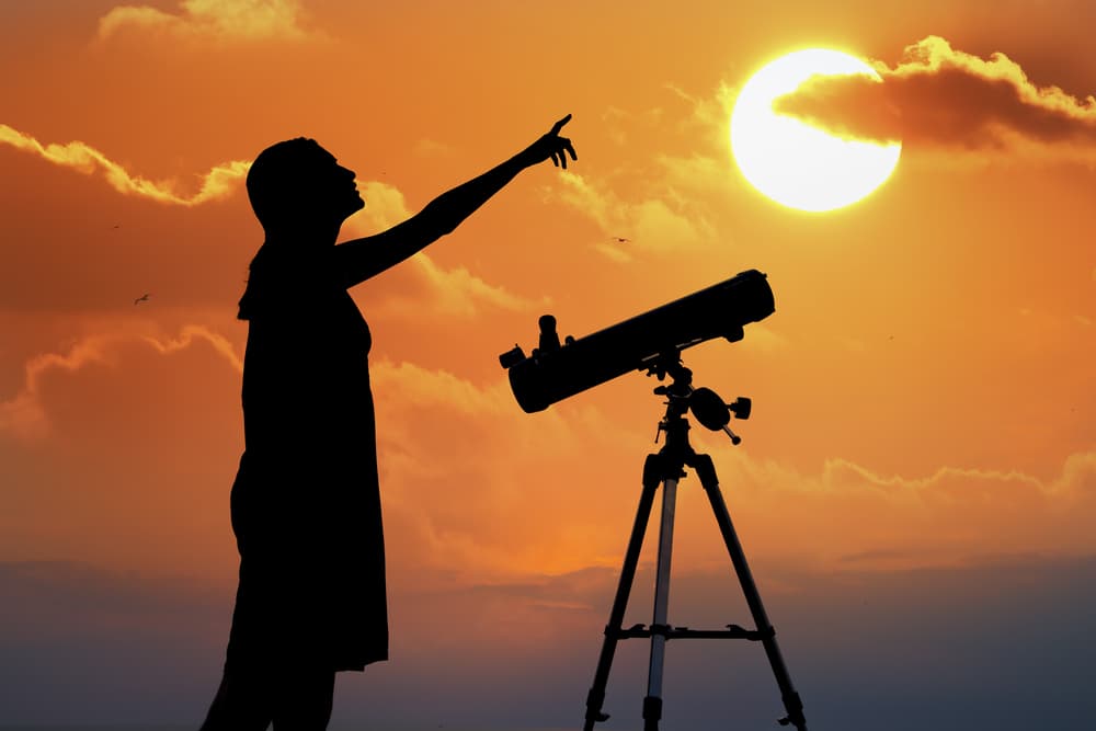 El momento de máxima elongación de un planeta interno (como Venus) es el momento más idóneo para su observación desde la Tierra, en el cual Venus adquiere una distancia suficiente respecto del Sol para que su observación sea cómoda. Se trata pues de un excelente momento para observar las fases de este planeta.