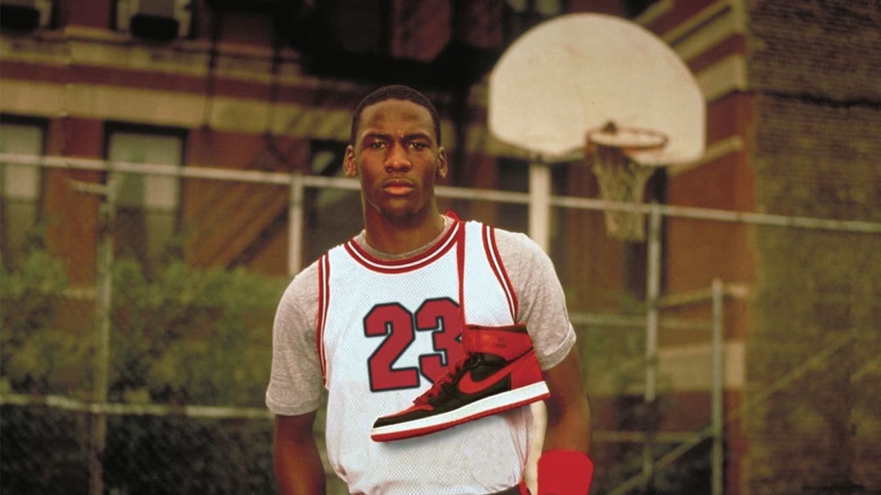 <b>Air Jordan I</b>
<br>En 1985 se lanzaron estos tenis y marcaron el inicio de una era. Sin embargo, la NBA sancionó a Jordan por no estar a la altura del código de vestimenta de esa época.
