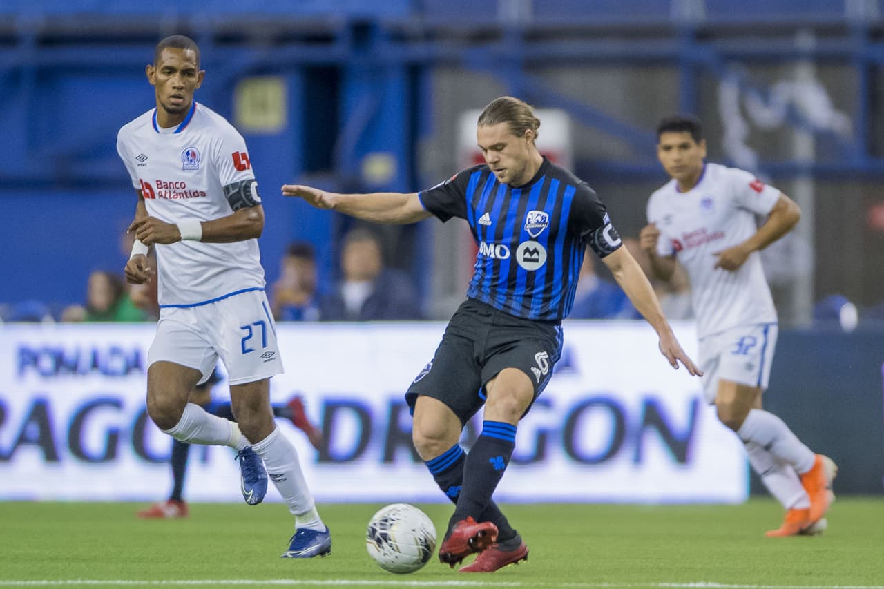 Samuel Piette filtra el balón ante la presión de Jerry Bengston.