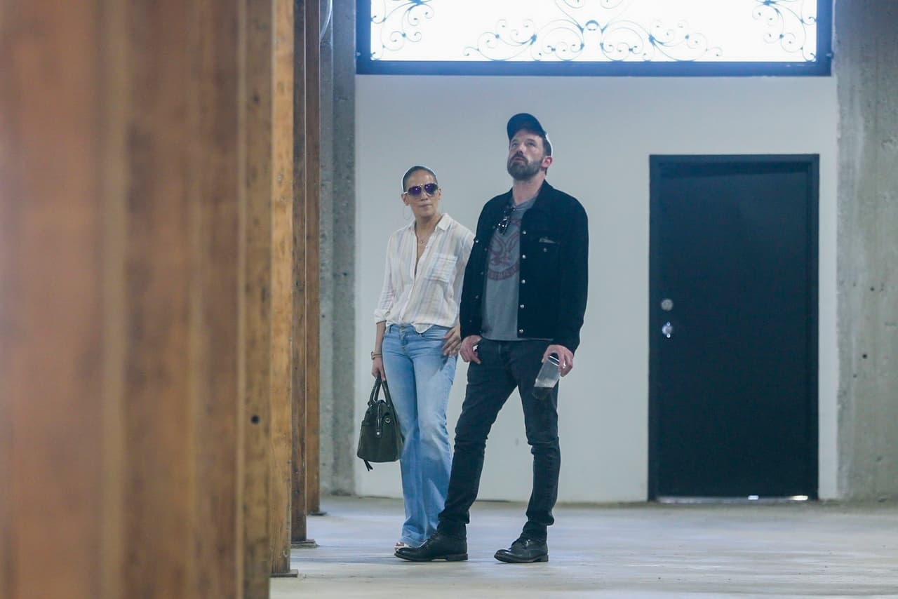 Sin embargo, se revelaron nuevas imágenes de una salida que ella y el actor hicieron por Los Ángeles la tarde del viernes 8, solo horas antes de anunciar su compromiso. 
<br>