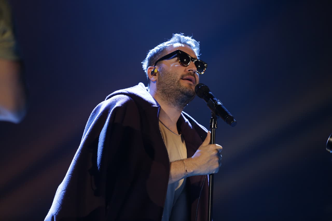 Jesús Navarro subió al escenario con lentes y abrigo, de los que más tarde se deshizo.