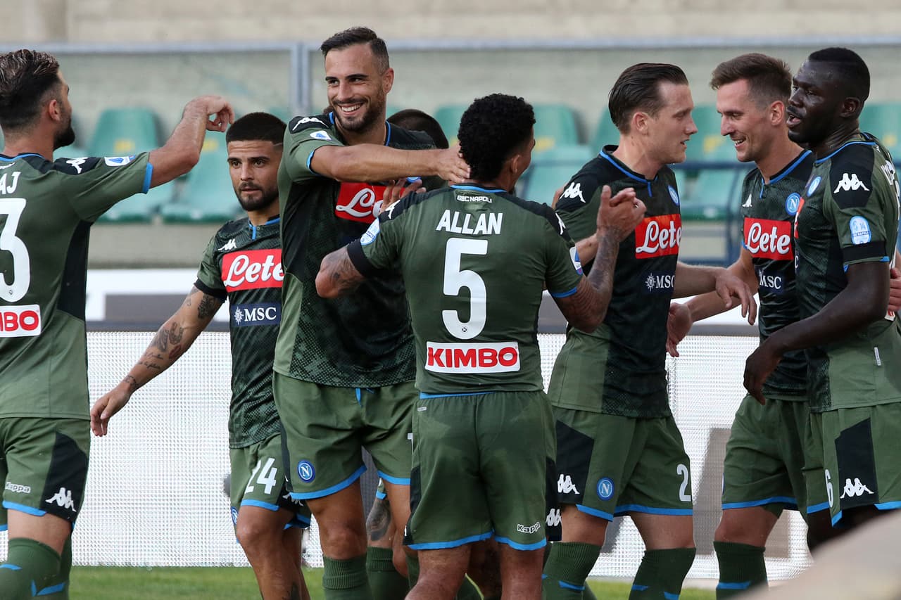 El Napoli le pegó al Hellas Verona 0-2 con goles de Milik e Hirving 'el Chucky' Lozano, quien jugó seis minutos.