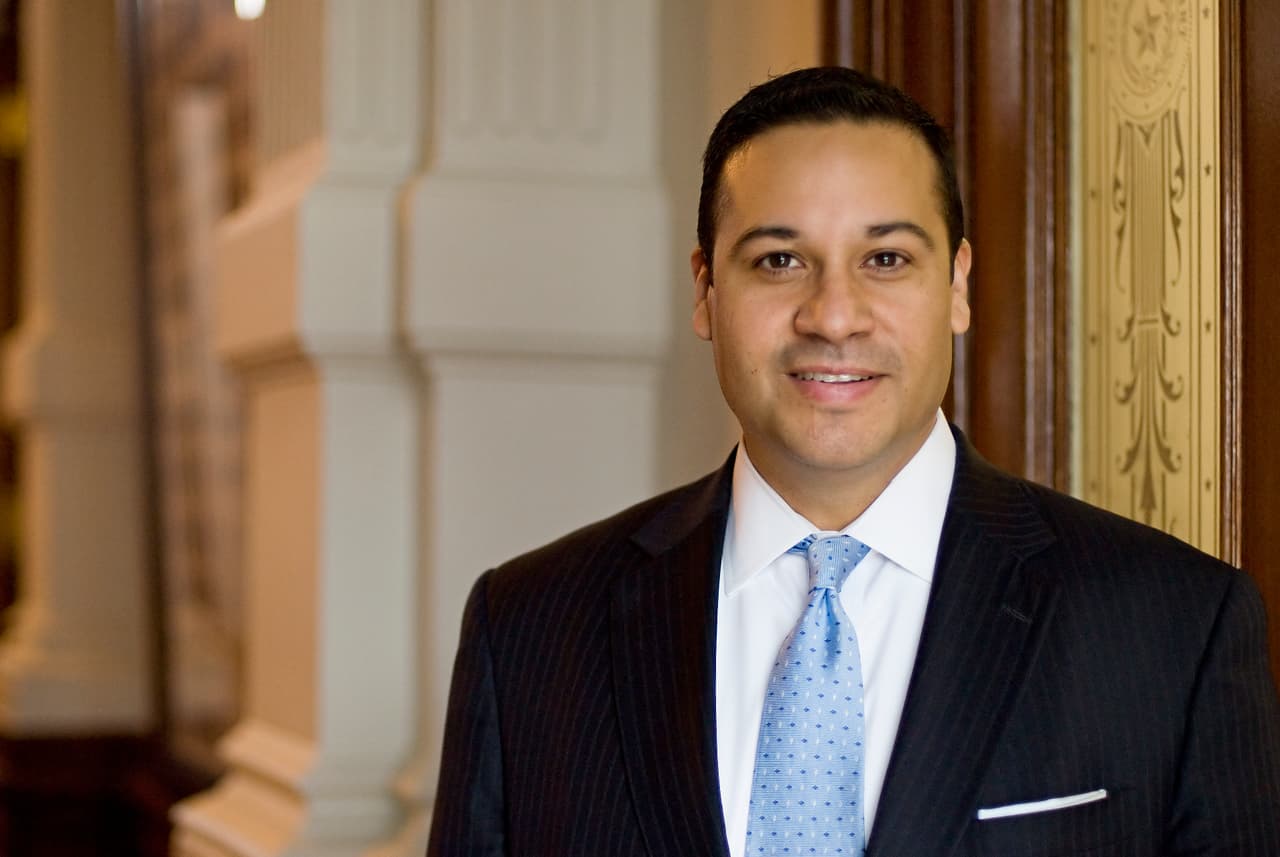 Jason Villalba: El representante estatal por el distrito 114 en el condado Dallas voto a favor de la propuesta argumentando que es lo que sus electores necesitan para sentirse seguros. “En Estados Unidos nos regimos por las leyes”, dijo Villalba durante la discusión de la SB4 en el pleno de la Cámara de Representantes en donde enfatizó que no se identifica como mexico-americano, sino solo como americano.