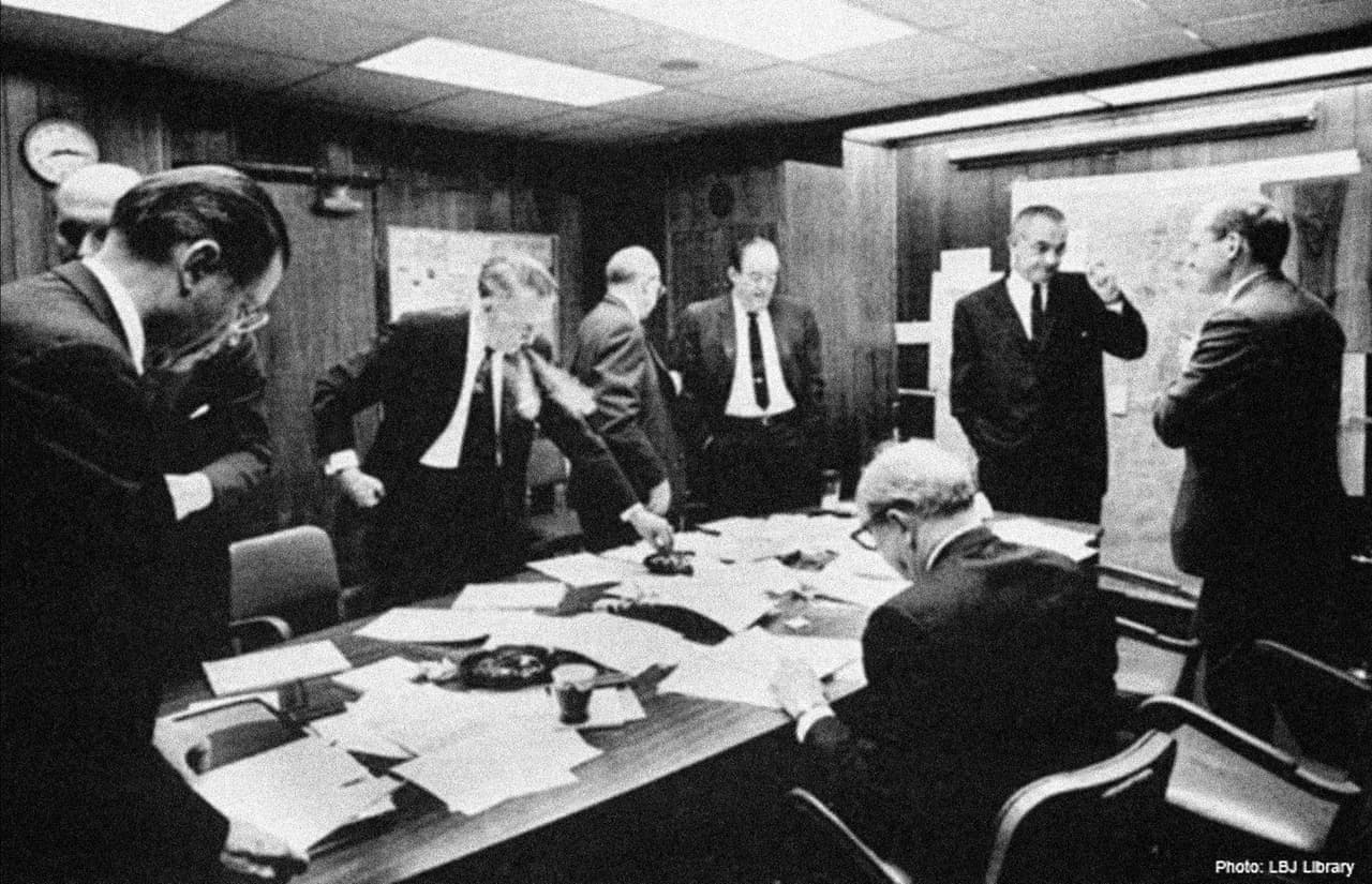 <b>La sala situacional.</b> Ubicada en el Ala Oeste, en este espacio el presidente se reúne con su equipo al momento de ejecutar una acción inmediata en tiempo real. El cuarto está equipado con instrumentos de la más alta tecnología para manejar en directo situaciones de seguridad nacional. En esta fotografía el presidente Lyndon Johnson se reúne con su equipo, 1967. 
<br>