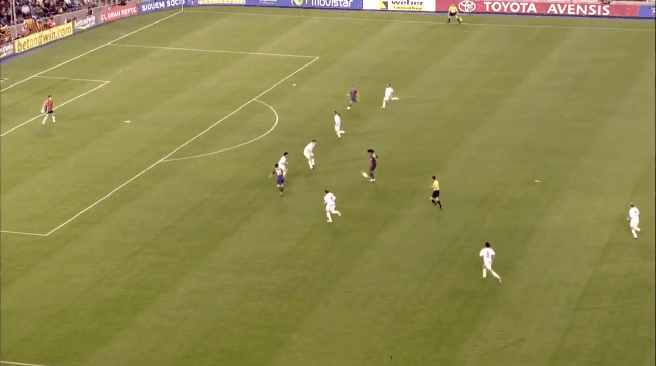 <b>Habilitado completamente</b>
<br>- En esta toma se aprecia que Messi arranca en posición válida.
<br>- El defensor central que se percata del pase filtrado busca cerrar, pero lo habilita.