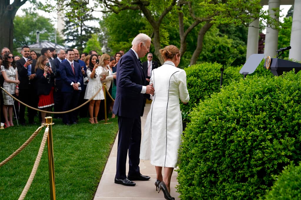 El presidente también aprovechó su discurso para hacer un llamado al Congreso de EEUU a aprobar la reforma migratoria que envió en su primera semana en el poder y que no ha conseguido salir adelante. La pasada semana Biden y López Obrador estuvieron debatiendo durante una llamada telefónica 
<a href="https://www.univision.com/noticias/politica/llamada-entre-biden-lopez-obrador-estrategia-flujo-migrantes">una posible estrategia común para enfrentar la actual crisis migratoria en la frontera entre ambos países</a>.