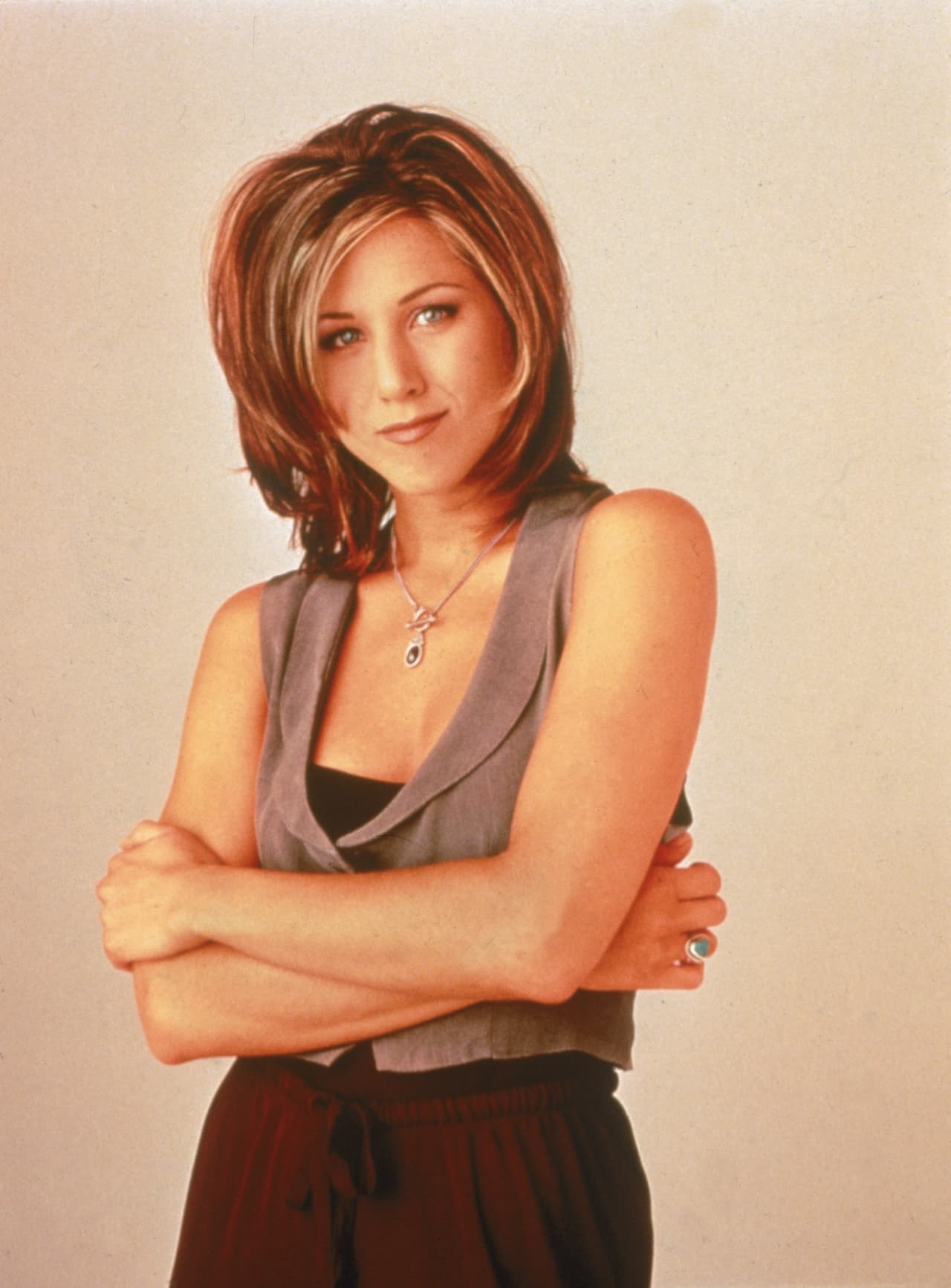 <b>Jennifer Aniston</b> 
<br>Desde que era sólo una joven, Jennifer cautivó a los televidentes con su participación en producciones como ‘Friends’ (1994), ‘Leprechaun’ (1993) y ‘Rumor Has It’ (2005).