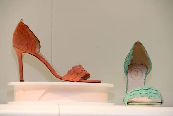 La polifacética actriz, empresaria y madre lanzó su colección de calzado primavera verano donde el romanticismo y lo clásico se impononen a su paso. La estrella de Sex and The City fue acogida por grandes y chicas en un concurrido centro comercial angelino donde sus nuevo diseños se vendieron de inmediato y lo mejor, cada zapato llevó la firma de su creadora de su puño y letra.