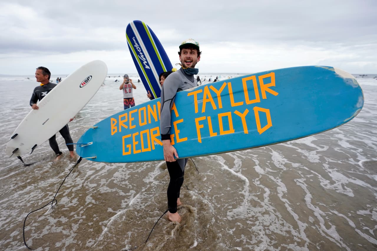 La playa es históricamente conocidad como un refigio para surfistas afrodescendientes y en ella se realizó una ceremonia de remo en memoria de George Floyd.
<br>