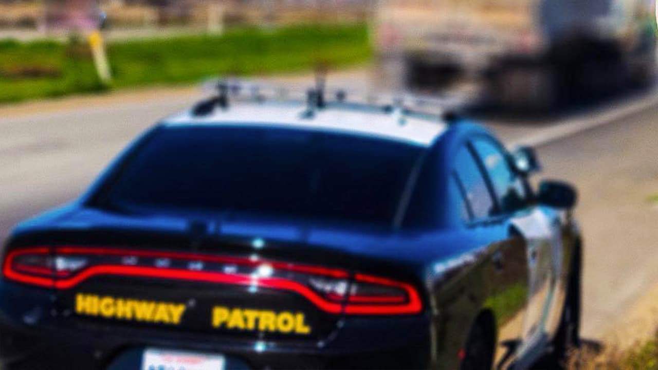 Accidente de un camión U-Haul en la carretera 99 al sur de Fresno deja un muerto.