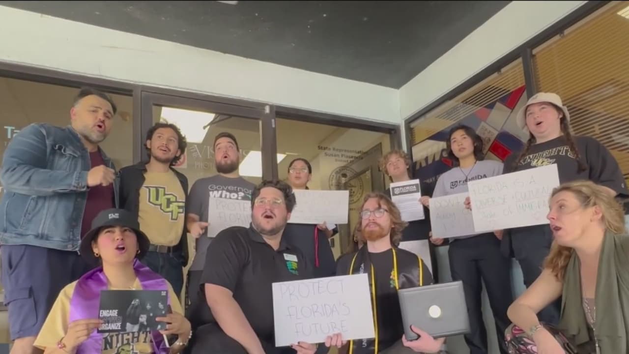 Estudiantes de Florida protestan contra propuesta que eliminaría matrícula estatal a inmigrantes