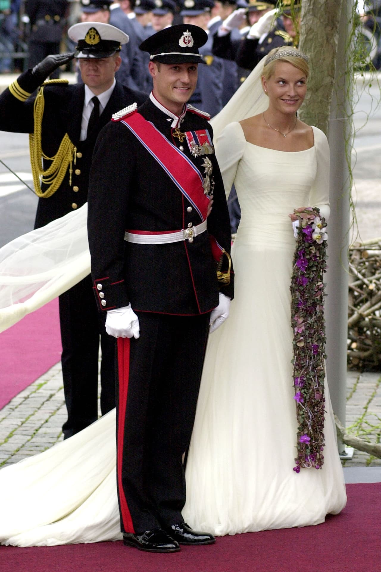 <b>2001 - Mette-Marit Tjessem and Prince Haakon of Norway </b>
<br>A modern Cinderella: She was an 
<a href="https://www.quien.com/realeza/2013/07/31/la-polemica-historia-de-mette-marit-de-noruega">unwed mother, working as a waitress,</a> and met the prince in her youth. For the wedding, she chose a tulle and silk crepe town with long sleeves and a straight neckline by Ove Harder.