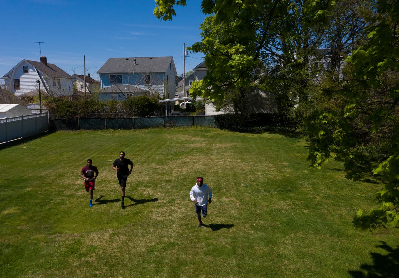 Una vista aérea de los boxeadores aficionados Kevens Desroches, Raymond Young y Kerry Duperval quienes entrenan en el patio trasero del entrenador del Westbury Boxing Club, Matt Happaney, el 02 de mayo en Mineola, en el condado de Nassau, Long Island.