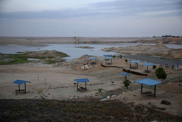 Aspecto de las reservas de agua del lago Hensley, donde puede apreciarse los efectos de cuatro años de sequía en California. 