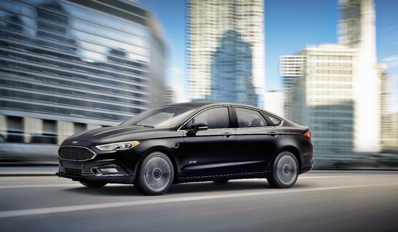 Ford Fusion Energi 2017. El Ford Fusion llega a 2017 con una apariencia mejorada. Lo que no cambió fue la oferta de una versión híbrida regular y de una versión híbrida enchufable comercializada como el Ford Fusion Energi el cual cuenta con autonomía eléctrica de 19 millas. A diferencia del Ford C-Max el Fusion también se vende como un auto regular a gasolina.