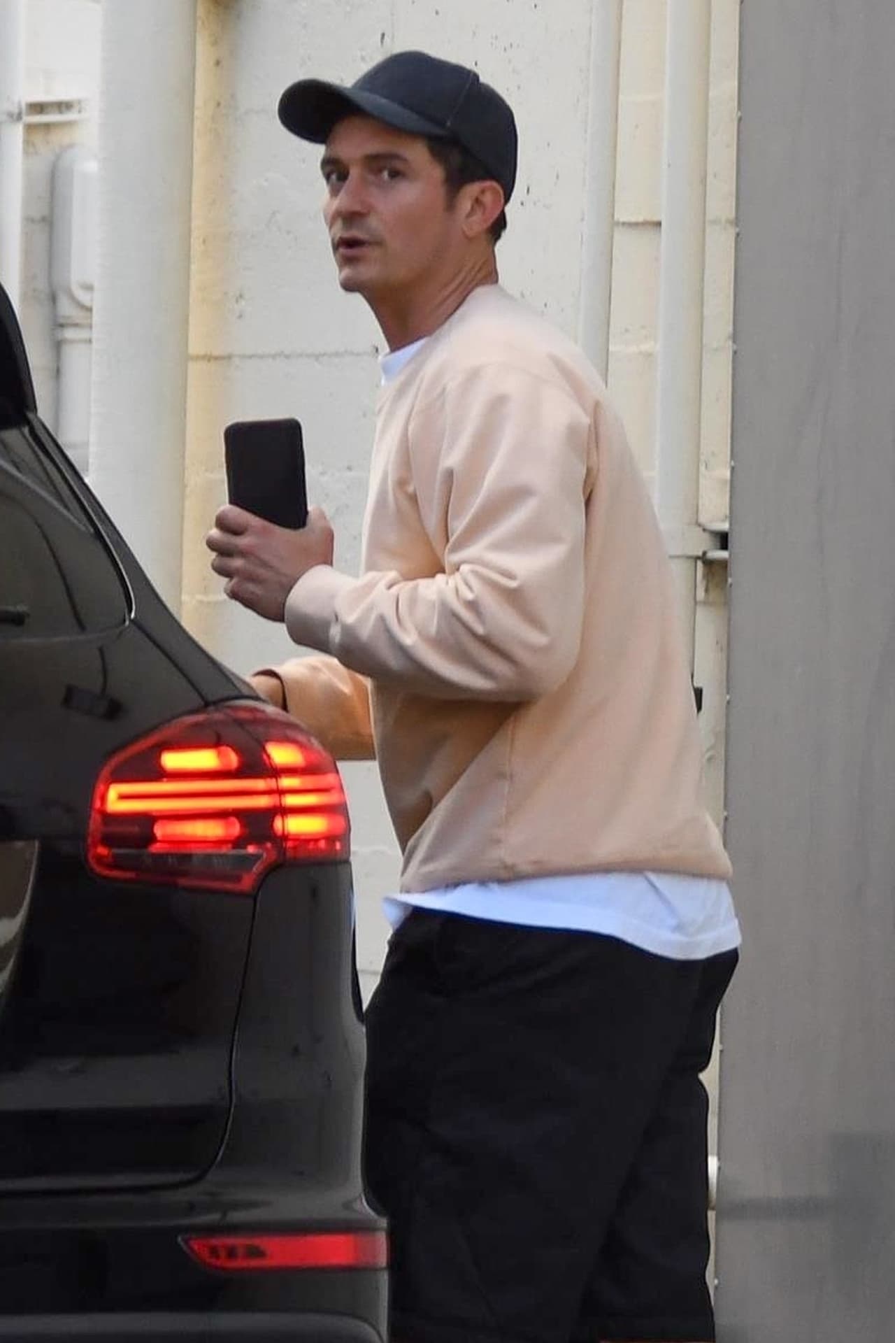 En otra foto, se pudo observar a 
<b><a href="https://www.univision.com/famosos/katy-perry-le-dice-a-orlando-bloom-que-se-parece-a-jennifer-aniston-y-nosotros-lo-comprobamos-fotos#2bfe9e140000" target="_blank">Orlando Bloom</a></b> esperándolos en un vehículo.